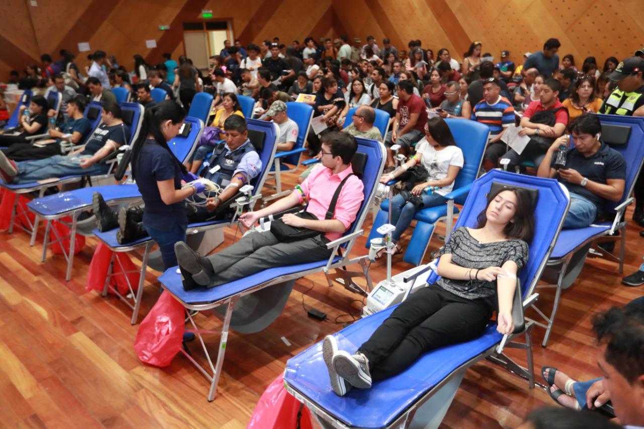 Más de un centenar de personas se han acercado a donar sangre para las víctimas del incendio en Villa El Salvador. Foto: Lino Chipana
