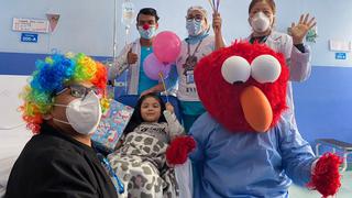 Día del Niño: “Elmo” llevó regalos a niños internados en el hospital Sabogal 