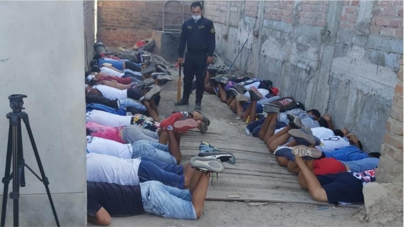 Las personas reducidas en el piso mientras policías cuidan que no se escapen. Foto: Difusión