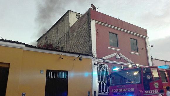 Celular sobrecargado genera cortocircuito y provoca incendio en vivienda del centro histórico (VIDEO)