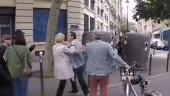 Golpean a hombre después que ayudó a cruzar la calle a una persona ciega en París 