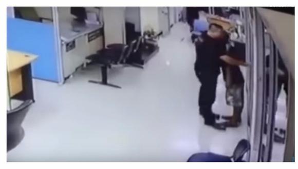 YouTube: El impactante momento en que un policía detiene a un ladrón con un abrazo [VIDEO]