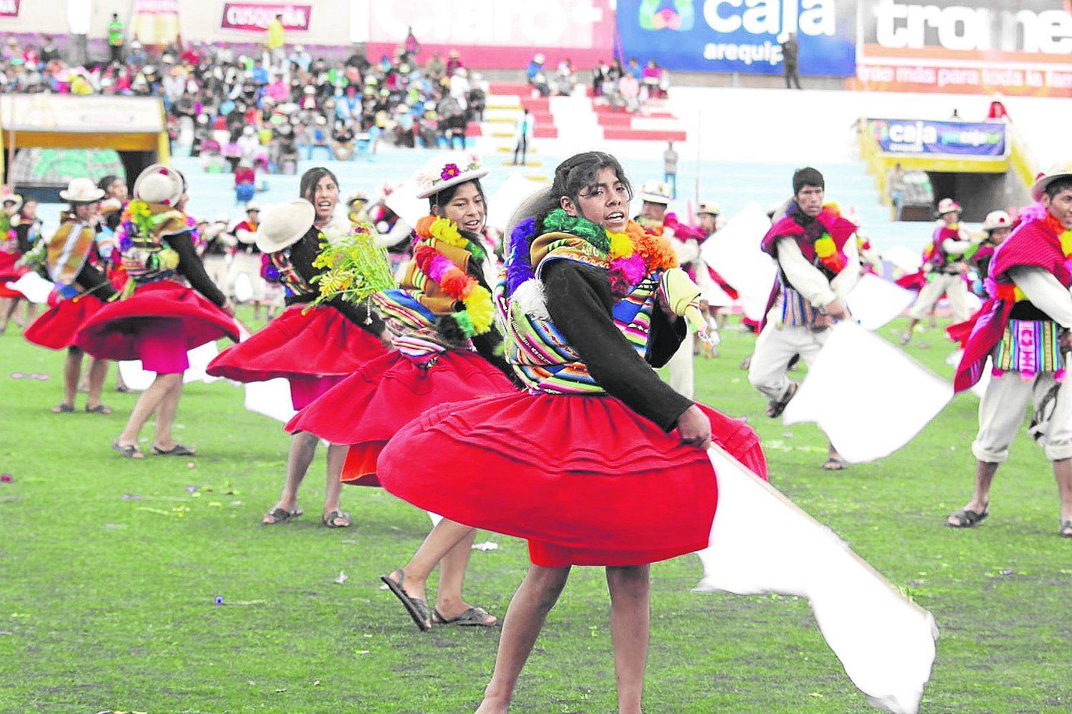 Conjuntos de danzas autóctonas concursan en honor a la virgen 