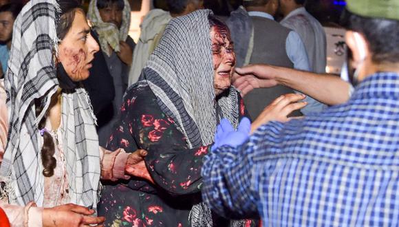 Mujeres heridas llegan a un hospital para recibir tratamiento después de dos explosiones en Kabul, Afganistán. (Wakil KOHSAR / AFP).