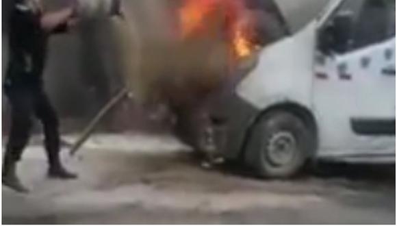 Minivan se incendia y pasajeros viven momentos de terror (VIDEO)