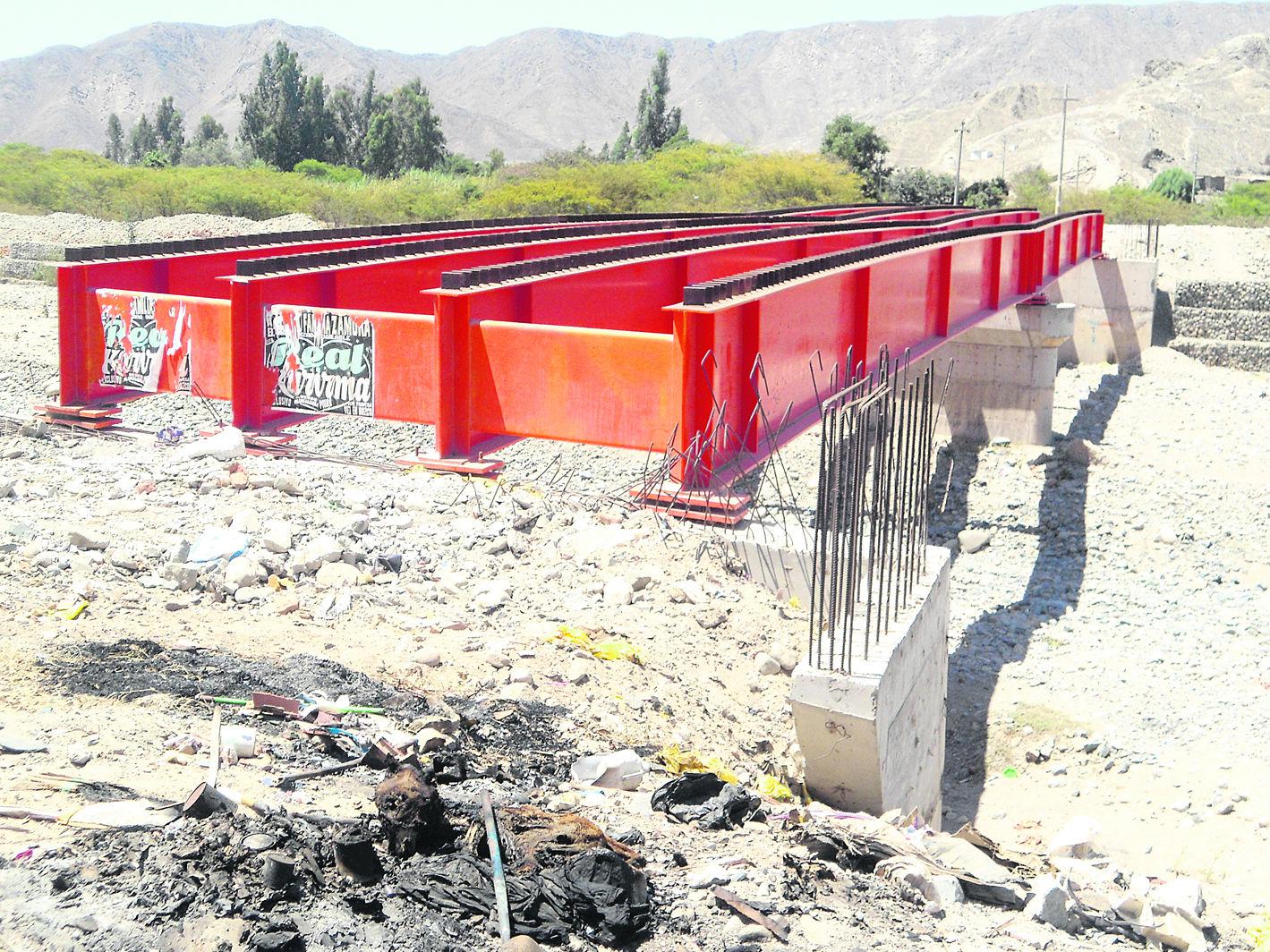 El puente del Río Aja en Nasca permanece en total abandono
