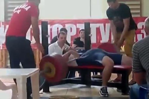 Video: Ruso muere por caída de pesa de 185 kilos sobre su pecho