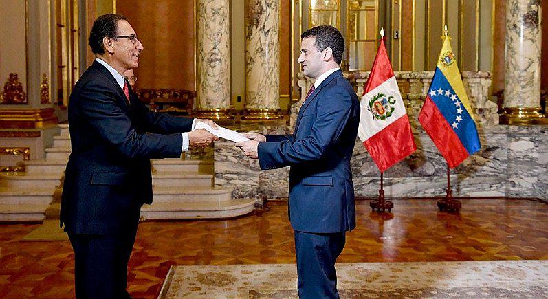 ​Martín Vizcarra recibió las credenciales de Carlos Scull como embajador de Venezuela por Juan Guaidó