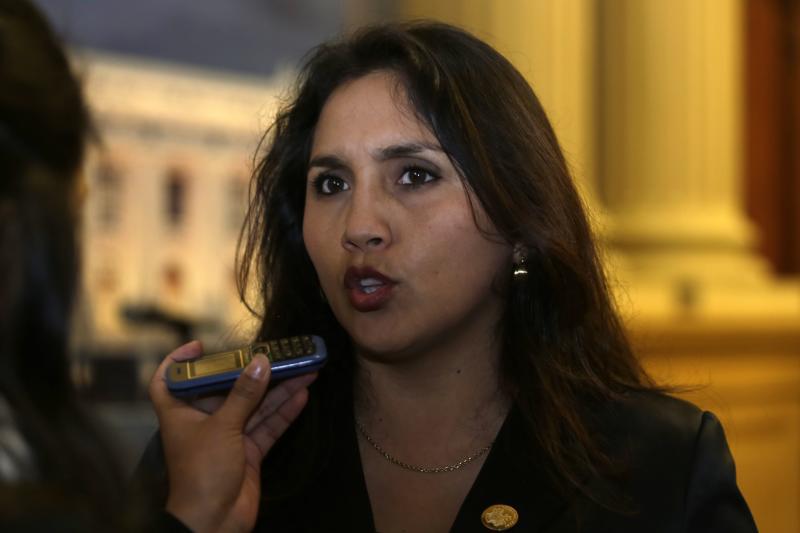 Presidenta del Congreso pide a legisladores asistir a los Plenos