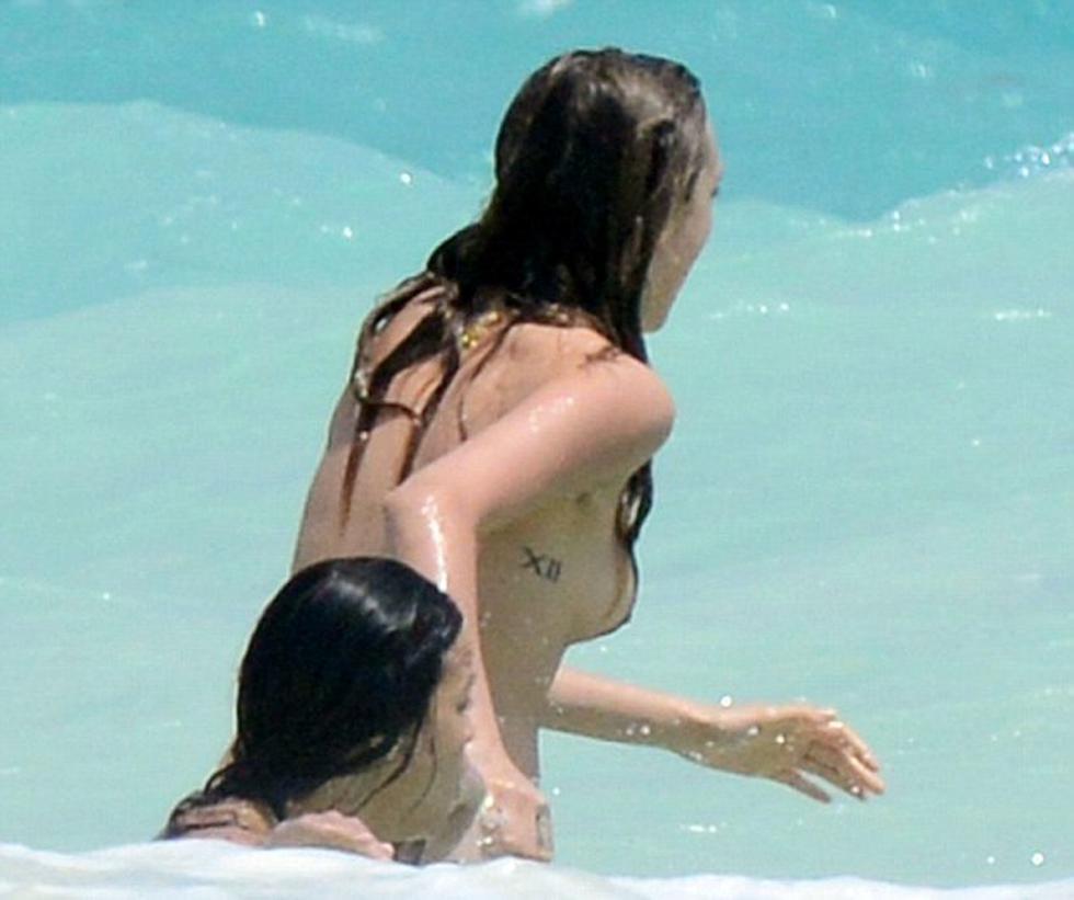 Cara Delevingne y Michelle Rodríguez en topless se prodigan besos (FOTOS)