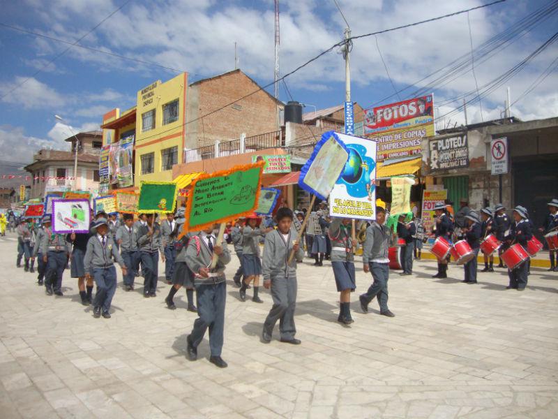 Chupaca: Cientos de niños participan en pasacalle ecológico