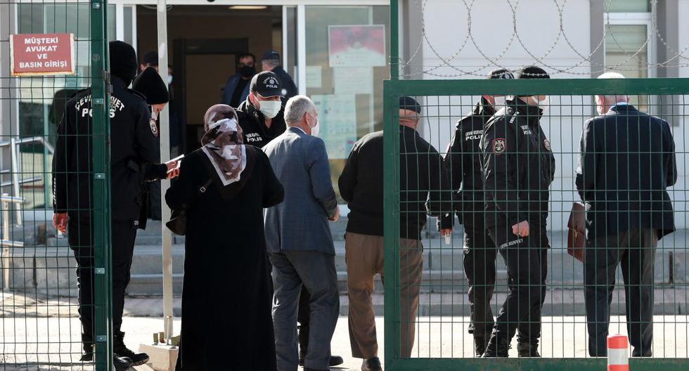 La policía verifica las identificaciones cuando miembros del público ingresan al juzgado de Sincan, en las afueras de Ankara, el 7 de abril de 2021, antes de la audiencia de veredicto en el juicio de 497 acusados ​​por el fallido intento de golpe de estado de 2016. (Adem ALTAN / AFP).