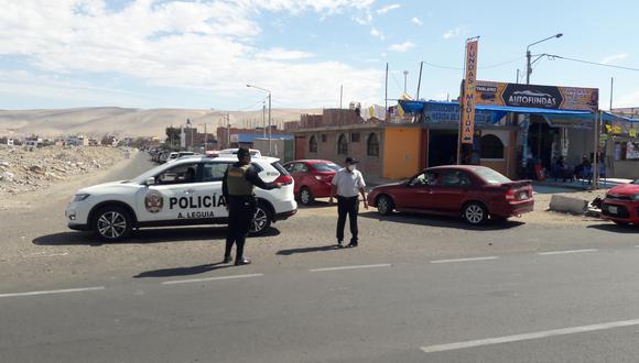 Policía fue convocada para resguardar la zona ante posibles transacciones ilegales. (Foto: Adrian Apaza)