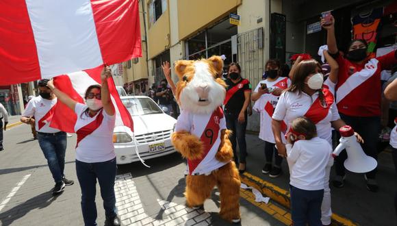 Fabricantes y vendedoras de camisetas de la selección peruana se alistan para el repechaje contra Australia