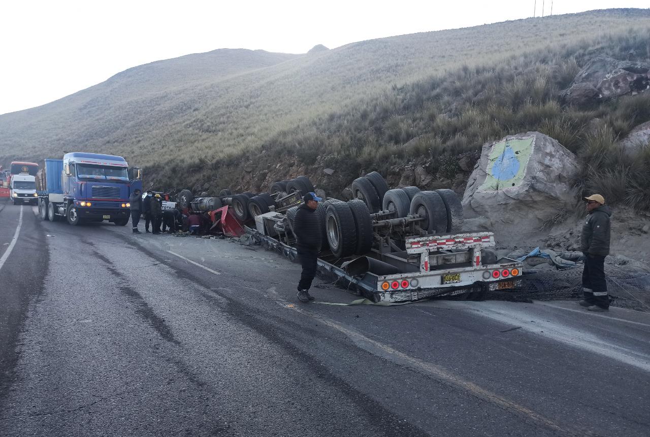 Tráiler volcó aparatosamente y copiloto quedó atrapado  en vía Juliaca – Arequipa