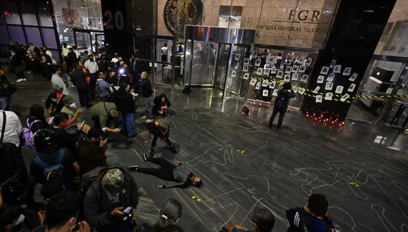 Periodistas mexicanos protestan contra el asesinato de su colega Fredid Román frente al edificio de la Fiscalía General de la República en la Ciudad de México, el 24 de agosto de 2022. (Foto de Pedro PARDO / AFP)