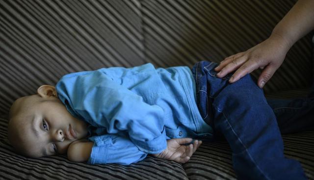 El cáncer ya le arrebató a Cristal uno de sus ojos y ahora su madre lucha para que la falta de medicinas no le quite algo más. (AFP).