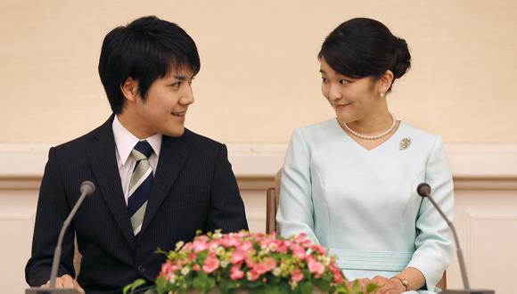 Esta foto de archivo tomada el 3 de septiembre de 2017 muestra a la princesa japonesa Mako mirando a su entonces prometido y hoy esposo, Kei Komuro. (Foto: Shizuo Kambayashi / POOL / AFP)