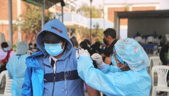 Gobernador Manuel Llempén supervisó segundo día de inmunizaciones. Cuestionó que inescrupulosos vendan colas en locales de inoculación. (Foto: Municipalidad de Laredo)