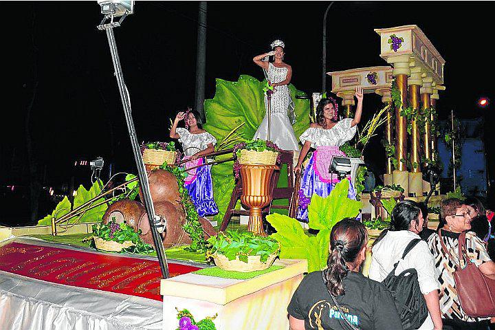 Carros alegóricos cerraron el 52° Festival de la Vendimia Iqueña (Fotos)