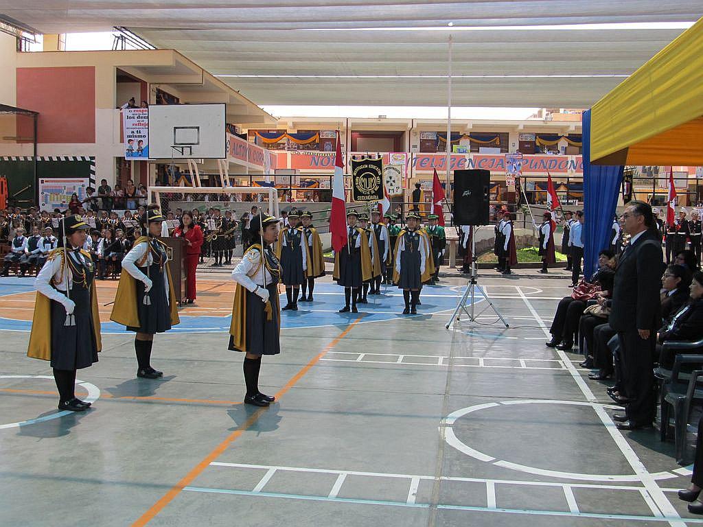 Estudiantes lucen su talento para el baile en aniversario de colegio