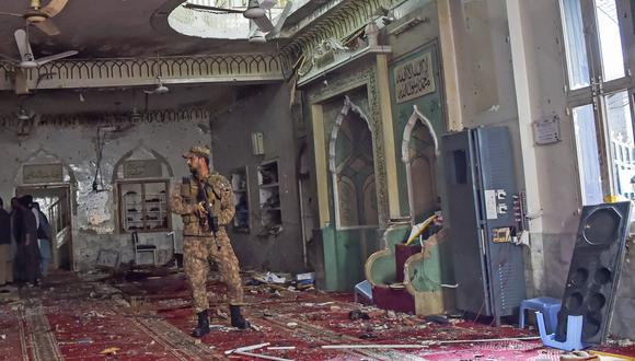El atentado produjo daños en el interior de la mezquita, donde quedaron esparcidos por el suelo alfombrado restos de las ventanas, que quedaron destrozadas. (Foto: Abdul MAJEED / AFP)