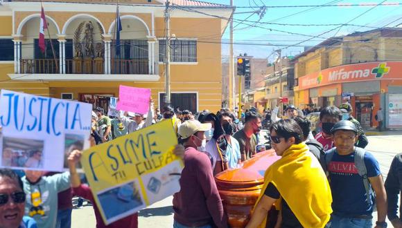 Familiares y amigos de víctimas reclaman justicia en el frontis de Corte Superior de Justicia de Huánuco/ Foto: Jairo Salazar