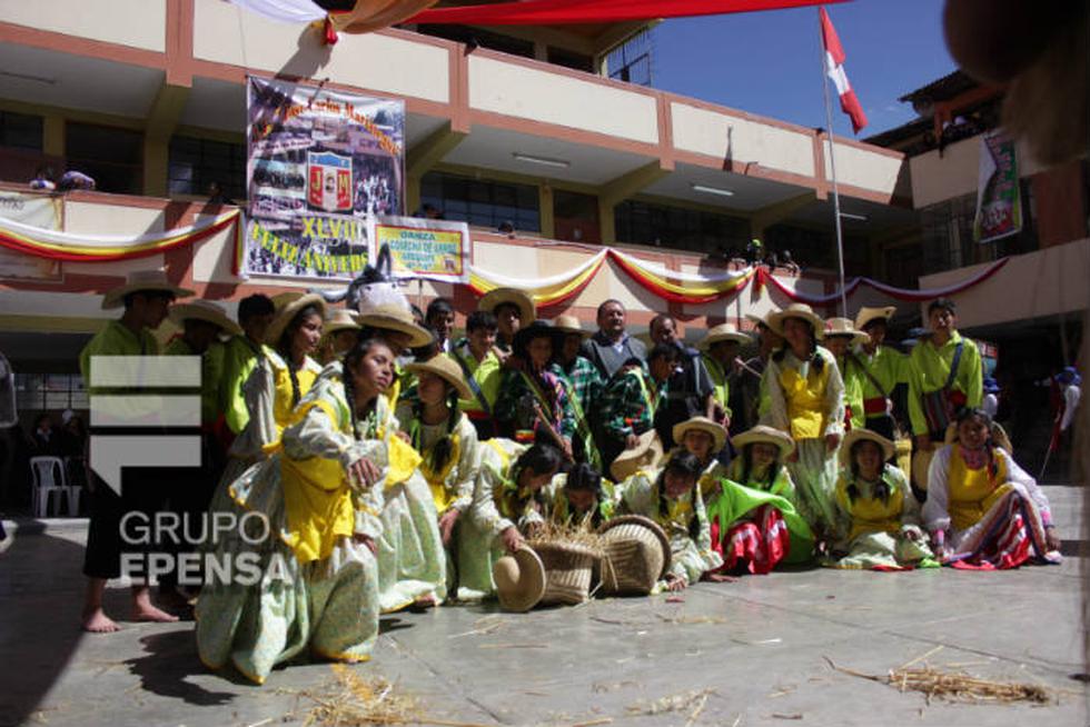 Colegio Mariátegui celebra aniversario con desfile y danzas