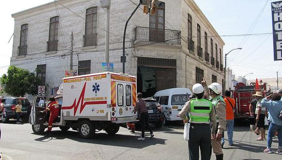 Bebé de ocho meses salva de morir en accidente entre una camioneta y combi