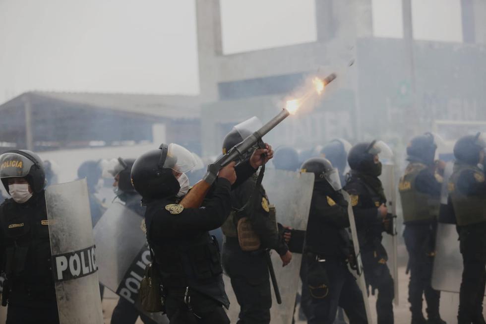 Policías utilizan bombas lacrimógenas contra invasores. Fotos: César Grados /@photo.gec