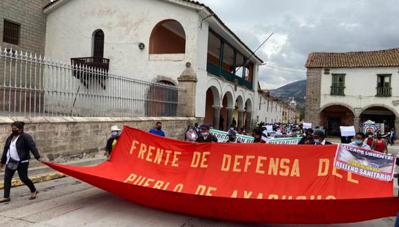 Ciudadanos marcharon exigiendo atención de las autoridades regionales que se comprometieron a atender demandas.