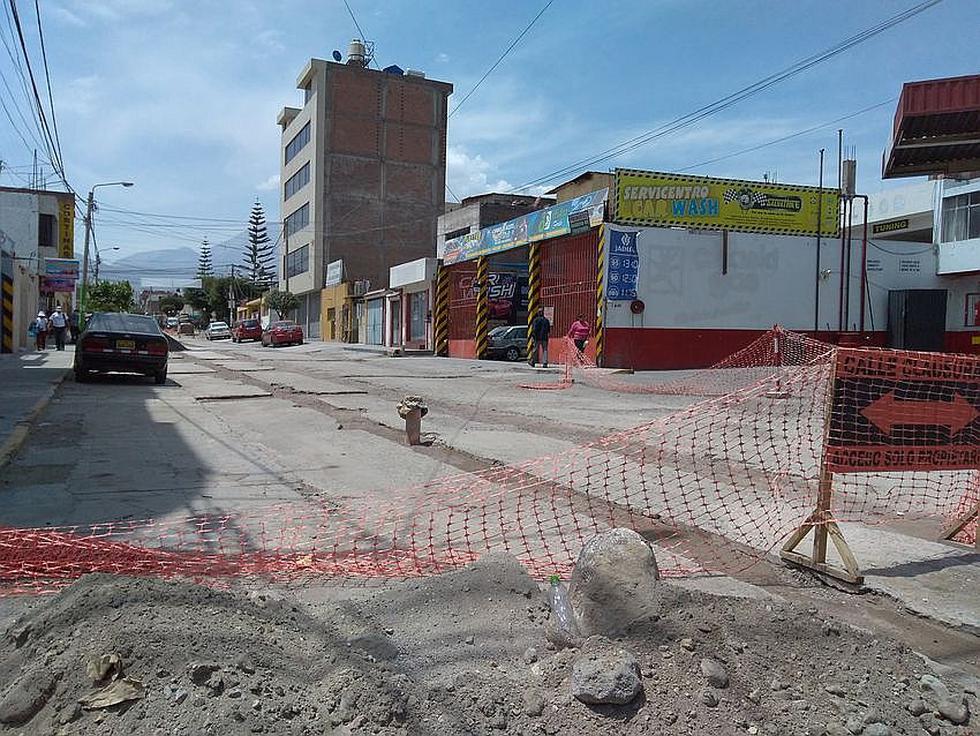 Calles de Cerro Colorado están destrozadas por trabajos de cambios de tuberías