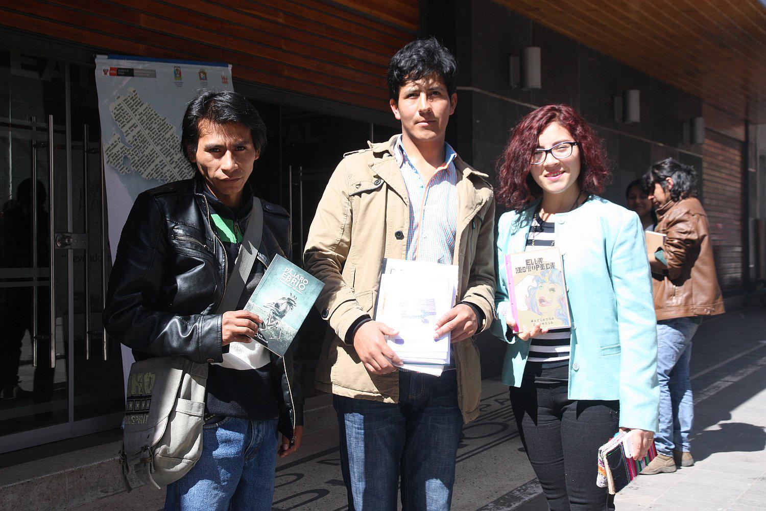Puno: jóvenes escritores puneños presentan sus obras literarias en la feria de libro
