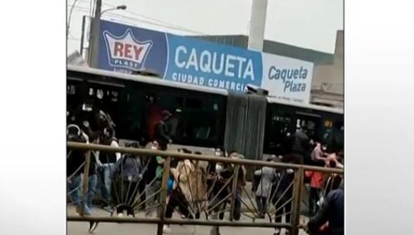 Desperfecto mecánico se reportó en un bus del Metropolitano a la altura de la Estación Caquetá. (Captura: Canal N)