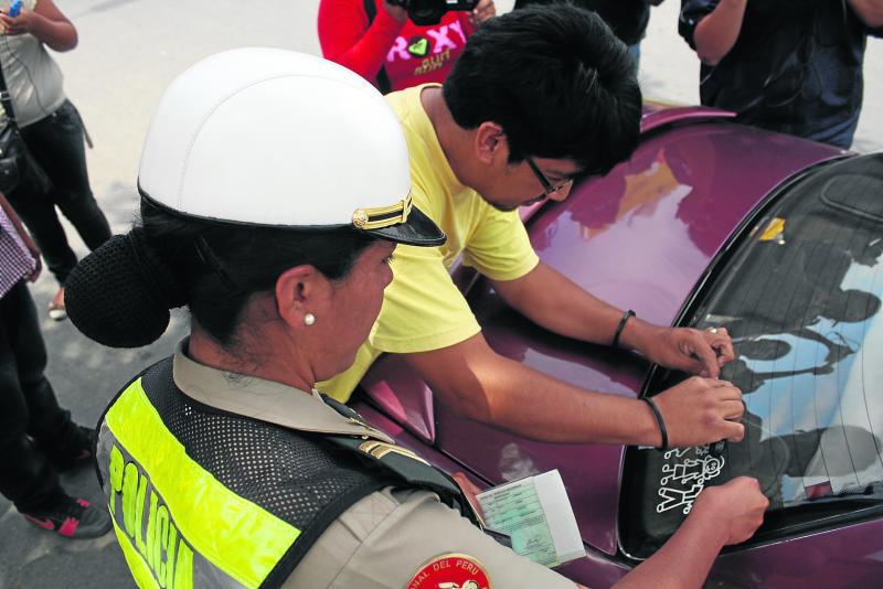 Retiran stickers de  "La Gran Familia" 