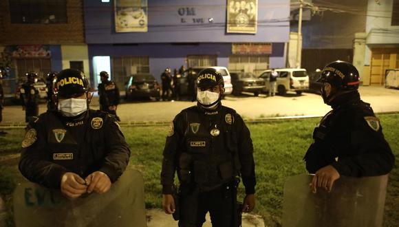 Policía ubicada en los exteriores de la discoteca Thomas, ubicada en Los Olivos, donde han muerto 13 personas. | Foto: Joel Alonzo.