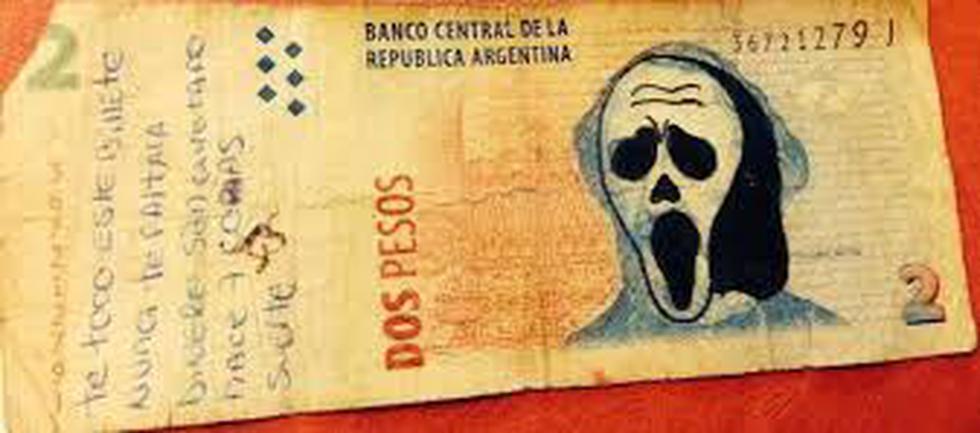 Se burlan de la inflación en Argentina creando billetes de Alf, Batman y Los Simpsons