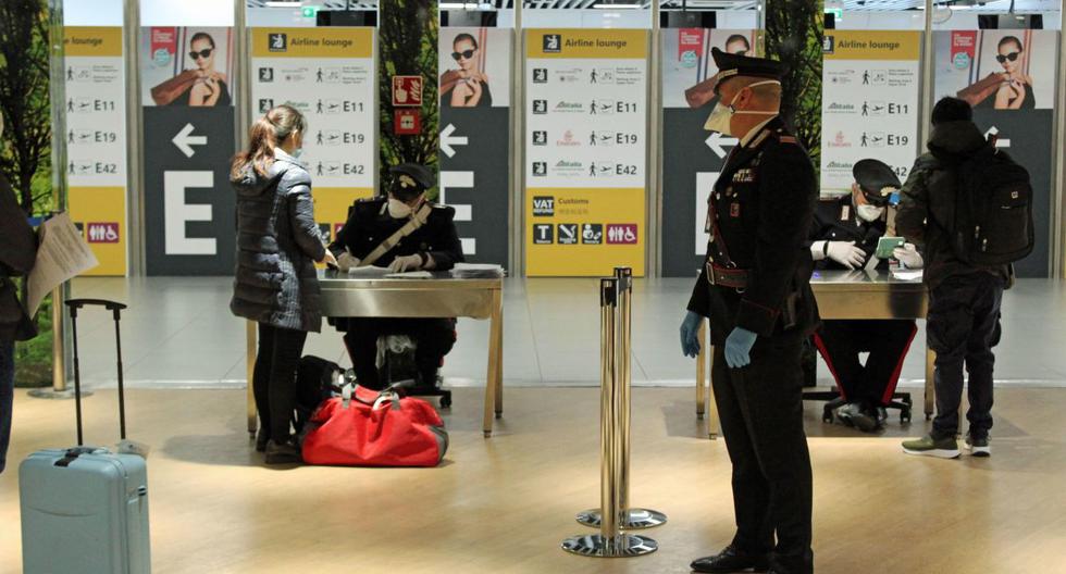 Imagen referencial. Los pasajeros realizan una autocertificación para salir de Roma en el aeropuerto 'Leonardo Da Vinci' en Italia. (EFE/Telenews).
