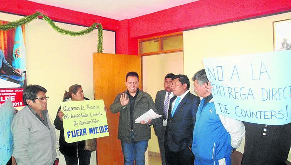 Obligan a renunciar a funcionario municipal en Juliaca