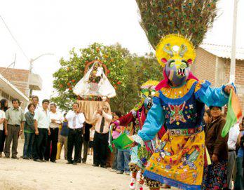 Diablos le danzan a la Virgen del Carmen