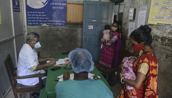 Mujeres con sus hijos esperan dentro de una sala de pediatría para un chequeo médico en un hospital de Siliguri el 15 de septiembre de 2021. (Foto referencial: Diptendu DUTTA / AFP)