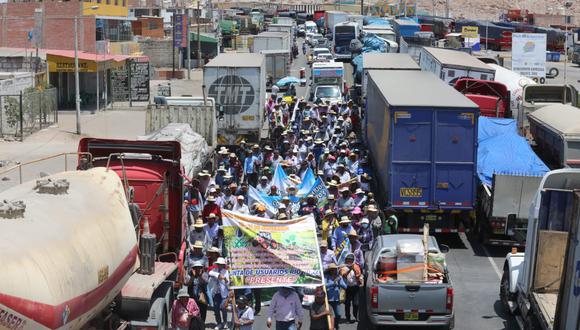Agricultores de Arequipa protestan contra Pedro Castillo| Foto: Leonardo Cuito