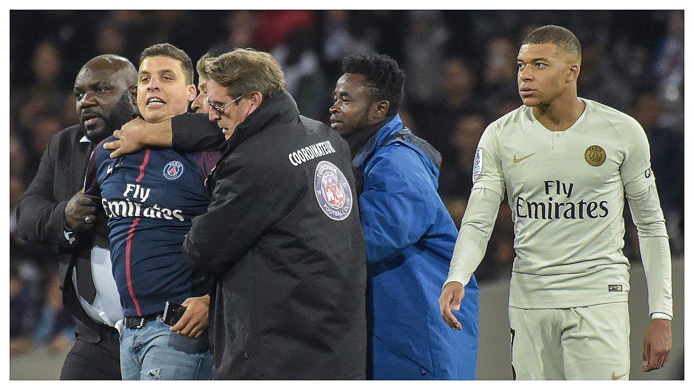 ​Hincha sorprende a Mbappé al pedirle un selfie en pleno partido (VIDEO)