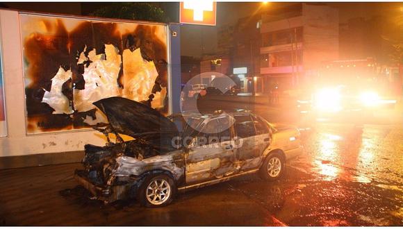 Jesús María: Vehículo se incendia frente a puerta de emergencia de hospital Rebagliati (VIDEO)