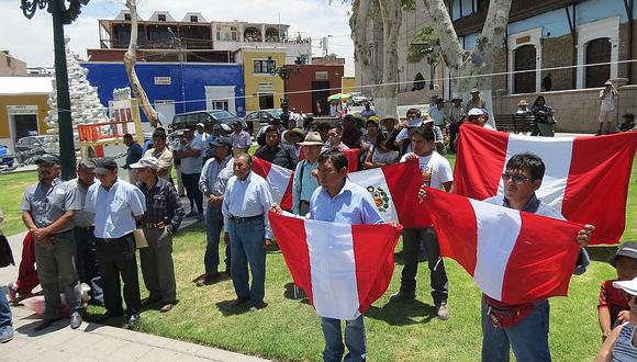 Pobladores de Moquegua rechazan indulto a Fujimori con lavado de bandera