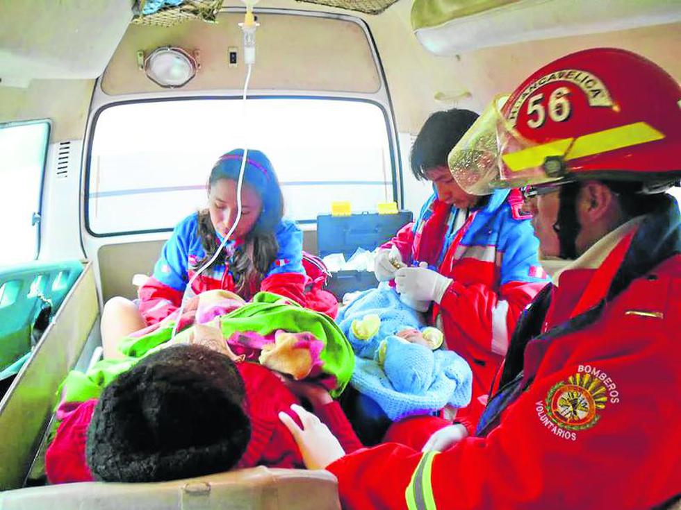 Hermoso bebé nace en ambulancia de bomberos