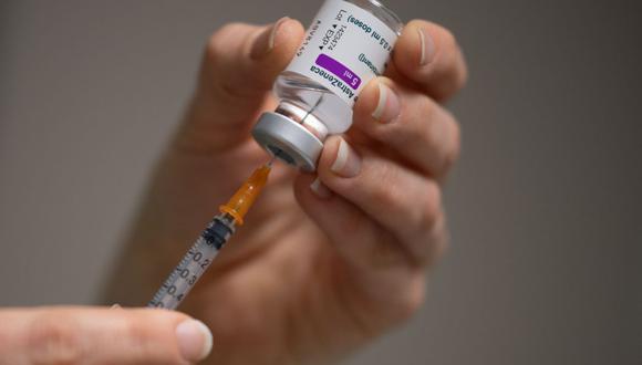 Desde hace varias semanas han surgido sospechas sobre posibles efectos secundarios graves, aunque raros, entre las personas vacunadas con AstraZeneca. (LOIC VENANCE / AFP).