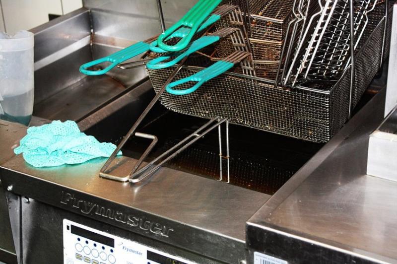 Clausuran local multado por freír con aceite usado