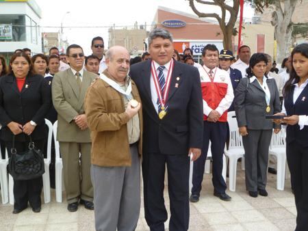 Condecoran a embajador de Cuba 