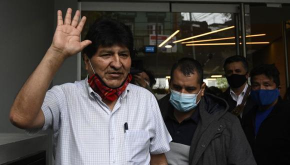 En esta foto de archivo tomada el 22 de octubre de 2020, el expresidente boliviano Evo Morales saluda al salir luego de una conferencia de prensa en Buenos Aires, en medio de la pandemia de coronavirus. (AFP/JUAN MABROMATA).